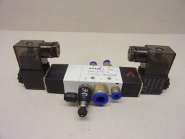 Airtac 4V230C-08-B, Pneumatikus 5/3 mágnesszelep, 0-8 bar, 24 VDC, 10 és 4 mm-es push-in gyorscsatlakozókkal. Airtac 4V230C-08-B, Pneumatikus 5/3 mágnesszelep, 0-8 bar, 24 VDC, 10 és 4 mm-es push-in gyorscsatlakozókkal.