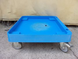 Madial RCARR, Kék ABS gurulós kocsi, Madial RBASE PO NSF Ipari mosogatógép ládákhoz, kerekes platform 50x50 cm-es műanyag mosogatótálcák szállításához, 2db. fix és 2db. forgatható-fékezhető kerékkel