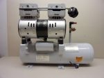   HCEM HC1709 Olajmentes kompresszor, 9 Literes tartállyal, 750W, 8bar 120l/perc, 240VAC, mágnesszeleppel, fotón látható tartozékokkal.