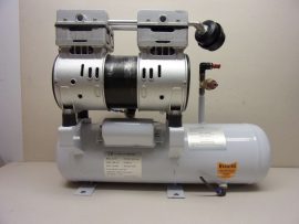 HCEM HC1709 Olajmentes kompresszor, 9 Literes tartállyal, 750W, 8bar 120l/perc, 240VAC, mágnesszeleppel, fotón látható tartozékokkal.