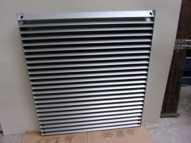 Ipari, fix fémlamellás szellőzőrács, kültéri esővédő zsalu, 932x1036mm külső méret, 75mm mélység, 24db. fix lamellával, ezüst színű 2 és 1,5 mm-es festett acéllemezből, 