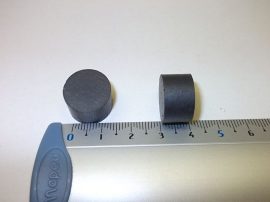 Bárium ferrit mágneskorong, Stroncium-Ferrit korong mágnes, 16x10mm, 2N, anizotróp T50 M15, 250°C, bruttó 25.-Ft/db, 100db/csomag