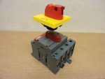   ABB OT63E4, előlapba építhető főkapcsoló, 48x48mm sárga/piros OHYS3AH 1SCA105325R1001 működtetőkarral, 415V 80A, 3 fázis + nulla (4 pólusú, 3+1NO), OFF-ON, lakattal zárható, leválasztó, szakaszoló kapcsoló,