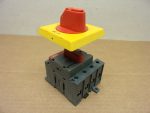   ABB OT63E4, előlapba építhető főkapcsoló, 66x66mm sárga/piros OHYS2AJ 1SCA105296R1001 forgókarral, 415V 80A, 3 fázis + nulla (4 pólusú, 3+1NO), OFF-ON, leválasztó, szakaszoló kapcsoló, 