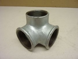 Horganyzott öntöttvas elosztó, BB sarok idom, 3x 1-1/2", 3x 6/4" BM, belső menetes, 
