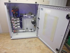 Mastop totaaltechniek bv, 4 körös vezérelhető adagoló rendszer 24V AC mágnesszelepekkel, ETATRON PKX-FT/A adagolószivattyúval, szűrővel, műanyag tokozatban, vegyszer/tápoldat adagoló, 4 kapcsolható kimenet, 23BRES65, 5 l/h, 5 bar 