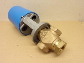 Johnson Controls VA-7200-1001 Aktuátor, Szelepmotor, 3 utas motoros szelep, 24VAC 6,7VA, VG7802LT háromirányú bronz keverőszeleppel, DN 20, 6,3 m3/óra, 2...140 °C, PN 16, 3/4" belső/külső menetekkel, VLV19157M, ERVB20, sérült burkolattal 