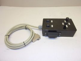 Vezérlődoboz, 2 tengelyes rendszerekhez, 1db. Apem 1V15F1100 joystick, 4 irányú karos kapcsolóval, 2db. NO nyomógombbal és 1db. Jokab Safety JSHD4H2 biztonsági nyomógombbal, 95x160x50mm-es dobozban, kábellel, Vezérlődoboz, 2 tengelyes rendszerekhez, 1db. Apem 1V15F1100 joystick, 4 irányú karos kapcsolóval, 2db. NO nyomógombbal és 1db. Jokab Safety JSHD4H2 biztonsági nyomógombbal, 95x160x50mm-es dobozban, kábellel,