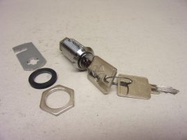 VACHETTE VL312A3, 030100133 Zárszerkezet, R030 kódolású kulcsokkal, ajtózár 2 kulccsal, 20mm furatba, tárolószekrényhez, irattartó szekrényhez, íróasztalhoz vagy irodai bútorhoz is.