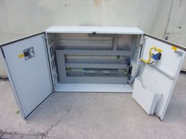 Elektromos lemezszekrény, 1000x760x300mm, kábelcsatornákkal, sorkapcsokkal, főkapcsolóval, xyz