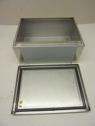 ilinox QL sorozatú rozsdamentes kapcsolódoboz, 315x230x150mm, teljesen üres, furatnélküli, gyári védőfóliával, IP66, 304L, 